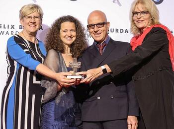 Umweltbürgermeisterin Felicitas Kubala mit dem Felix Burda Award und den Gesundheitskoordinatoren Christina Sandner, Thorsten Weingärtner und Martina Oswald. (v. l. n. r.)