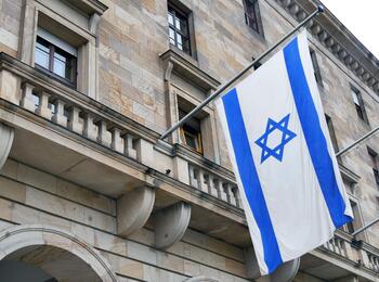 Als Zeichen der Verbundenheit mit der israelischen Partnerstadt Haifa hat die Stadt Mannheim am 14. Mai die Israel-Flagge am Rathaus gehisst.