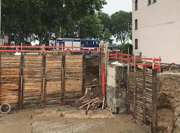 Durch die schweren Regenschauer wurden die Spundwände stellenweise von den Erdmassen durchbrochen.