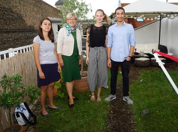 Marianne Crevon, Klimaschutzagentur und Umweltbürgermeisterin Felicitas Kubala (v. l. n. r.) im geförderten Dachgarten von Mirjam Hofmann und Patrick Kammer.