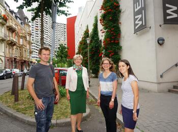 Umweltbürgermeisterin Felicitas Kubala am Werkhaus des Nationaltheaters, wo Klettertrompeten hochranken. Mit dabei: Thomas Busse (Leiter des Ateliers NTM, links) und Christine Diller (Leiterin Presse- und Öffentlichkeitsarbeit NTM, 2. v. r.) sowie Marianne Crevon (rechts) von der Klimaschutzagentur.