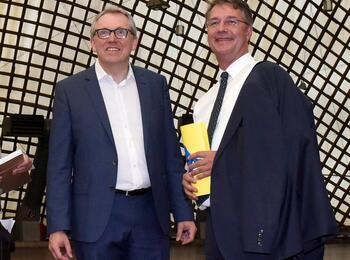 OB Dr. Peter Kurz zeigt Staatssekretär Gunther Adler die Multihalle