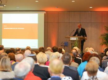 Dr. Peter Kurz spricht bei der Konzert-Matinee für Samuel Adler