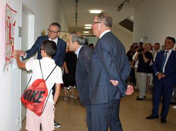 Ein Schüler erläutert OB Dr. Kurz die Ausstellung