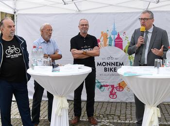 Von links nach rechts: Gerhard Fontagnier, Stadtrat BÜNDNIS 90 DIE GRÜNEN; Lutz Pauels, Werbegemeinschaft Mannheim City e.V.; Axel Bentz, Geschäftsstelle Monnem Bike; Dr. Peter Kurz, Oberbürgermeister Stadt Mannheim