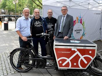 Von links nach rechts: Lutz Pauels, Werbegemeinschaft Mannheim City e.V.; Gerhard Fontagnier, Stadtrat BÜNDNIS 90 DIE GRÜNEN; Axel Bentz, Geschäftsstelle Monnem Bike; Dr. Peter Kurz, Oberbürgermeister Stadt Mannheim 