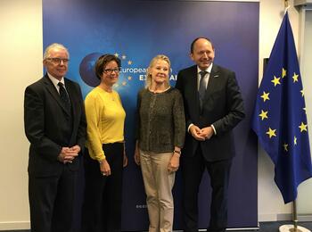Erster Bürgermeister Christian Specht mit Ronald Hall, Senior Berater der Europäischen Kommission für internationale Beziehungen (links), und Lotte Knudsen, Generaldirektorin für Menschenrechte, globale und multilaterale Angelegenheiten des Europäischen Auswärtigen Dienstes (zweite von rechts) sowie Nona Deprez (Europäische Kommission, zweite von links)