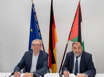 Oberbürgermeister Dr. Peter Kurz und Taysir Abu Sneineh, OB von Hebron bei der Vetragsunterzeichnung