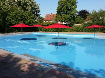 Schattige Plätze im Planschbecken des Carl Benz Bades