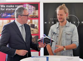 OB Dr. Kurz übergibt dem neuen Night Mayor ein Geschenk