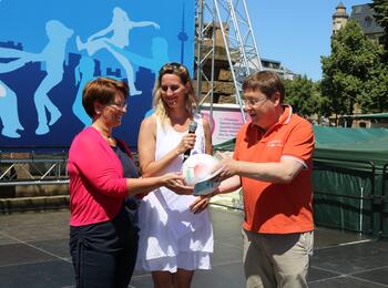 Sportbürgermeister Lothar Quast übergibt den Fairtrade Ball