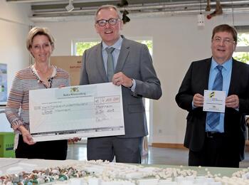 Wirtschaftsministerin Hoffmeister-Kraut übergibt einen Scheck in Höhe von 4,1 Mio. Euro 