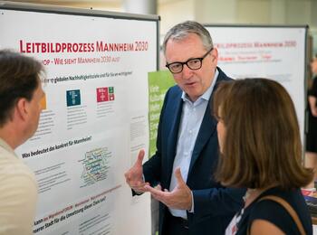 OB Dr. Peter Kurz  im Gespräch mit Teilnehmern des Bürgerdialogs 