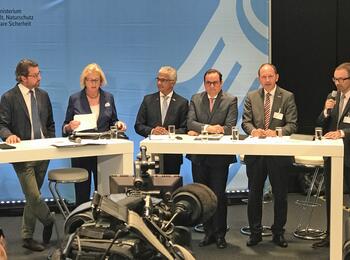 Erster Bürgermeister Christian Specht (2.v.r.) spricht in Berlin mit Bundesministerin Schulze und Bundesminister Scheuer sowie den (Ober)bürgermeistern der anderen Modellstädte über die geplanten Maßnahmen.