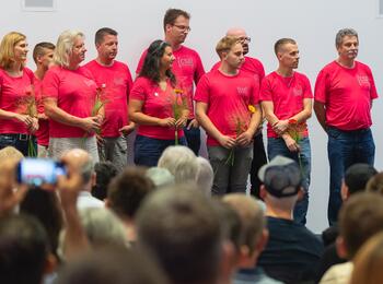 Oberbürgermeister Dr. Peter Kurz ehrte Harald Blaull und das Organisationsteam des Christopher Street Day Rhein-Neckar mit einer Urkunde