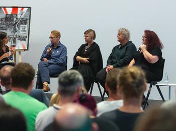 Moderatorin Rosa Omeñaca Prado und die Aktivistinnen Stephanie Kuhnen aus Berlin Charlottenburg-Wilmersdorf, Sida Olesiak aus dem polnischen Bydgoszcz, Oksy Morar aus dem litauischen Klaipėda sowie Alys Einion aus dem walisischen Swansea (v. l.) bei einer Talkrunde