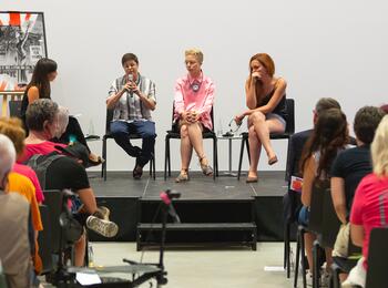 Moderatorin Rosa Omeñaca Prado mit den Aktivistinnen Adi Sadaka aus dem israelischen Haifa, Paula Cerescu aus dem moldawischen Chișinău sowie Beren Azizi aus dem türkischen Beyoğlu (v. l.)