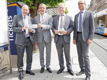 v.l.n.r.: Erster Bürgermeister und ÖPNV Dezernent Christian Specht hat am Mittwoch gemeinsam mit Klaus Dillinger (rnv-Aufsichtsratsvorsitzender), Volkhard Malik (VRN-Geschäftsführer) und Christian Volz (Kaufm. Geschäftsführer rnv) die Maßnahmen der Modellstadt Mannheim vorgestellt.