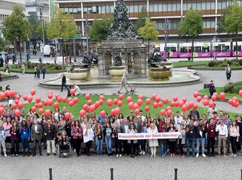 Die neuen Auszubildenden schicken ihre Wünsche in den Himmel