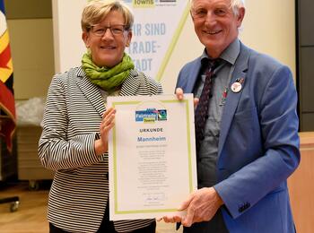Bürgermeisterin Felicitas Kubala nimmt den Preis "Fairtrade Town" für Mannheim