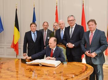 Seine Exzellenz Willem van de Voorde, Botschafter des Königreichs Belgien in Deutschland, trägt sich im Beisein der Bürgermeister Lothar Quast und Christian Specht, der Stadträte Dirk Grunert und Professor Achim Weizel, des Oberbürgermeisters Dr. Peter Kurz sowie des Stadtrats Bernd Kupfer (v. l.) ins Goldene Buch der Stadt Mannheim ein.