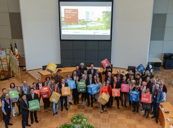 Die Teilnehmenden der internationalen Expertenkonferenz zum Leitbildprozess