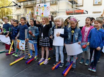 Kinder der Diesterwegschule singen ein Lied für den Meeräckerplatz