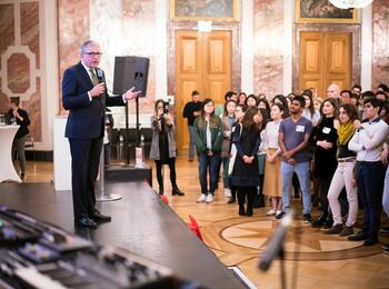 Oberbürgermeister Dr. Peter Kurz spricht vor den internationalen Studierenden 