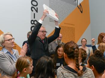 Oberbürgermeister Dr. Peter Kurz mit dem Weißbuch des Kindergipfels 2018