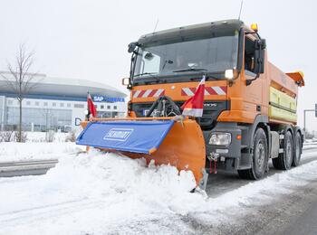 Ein Fahrzeug der Mannheimer Abfallwirtschaft während des Winterdienstes