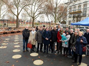 Bürgermeister Lothar Quast mit Stadträten, Bezirksbeiräten und Spendern vor dem neuen Laubbaum auf dem Meeräckerplatz