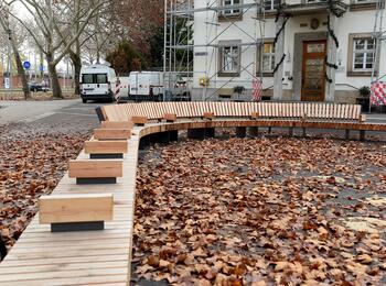 Geschwungene Sitzbank auf dem Meeräckerplatz