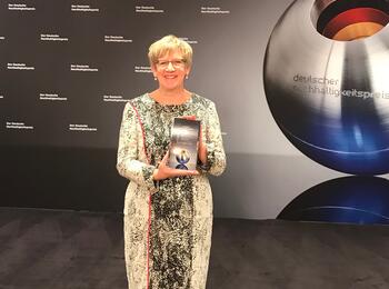 Bürgermeisterin Felicitas Kubala nimmt den Nachhaltigkeitspreis für die Stadt Mannheim entgegen