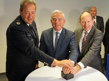 Mit einem symbolischen Knopfdruck starten Innenminister Thomas Strobl, Erster Bürgermeister Christian Specht und Polizeipräsident Thomas Köber die intelligente Videoüberwachung in Mannheim.