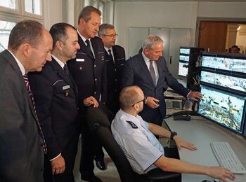 Innenminister Thomas Strobl besucht gemeinsam mit Erstem Bürgermeister Christian Specht und Polizeipräsident Thomas Köber das Führungs- und Lagezentrum, in dem die Videoüberwachung erfolgt.