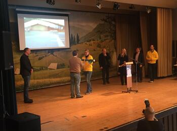 Bürgermeister Lothar Quast bei der Fahnenübergabe der Special Olympics