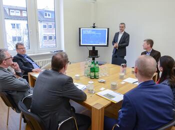 Auf dem Bild (v.l.n.r.): Oberbürgermeister Dr. Peter Kurz, Marcel Ruetz (Geschäftsführer KnowledgeAgent), Wirtschaftsbürgermeister Michael Grötsch, Petar Drakul (pers. Referent des Oberbürgermeisters), Christiane Ram (Leiterin des Fachbereichs für Wirtschafts- und Strukturförderung), Marcel Eberle (KnowledgeAgent), Axel Nösner (Geschäftsführer KnowledgeAgent)