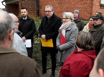 Das Bild zeigt die Teilnehmer beim Stadtteilspaziergang Friedrichsfeld