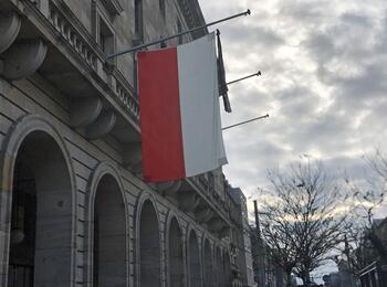 Die polnische Flagge am Rathaus