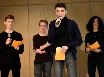 Die Schülergruppe des Ludwig-Frank-Gymnasiums bei ihrem Beitrag im Rahmen der Gedenkfeier 2019 