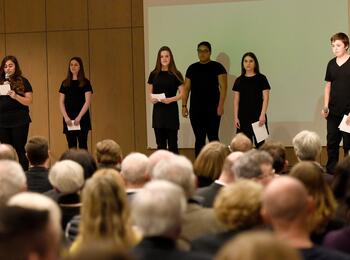 Die Schülerinnen und Schüler der Wilhelm-Wundt-Realschule bei ihrem Beitrag im Rahmen der Gedenkfeier 2019