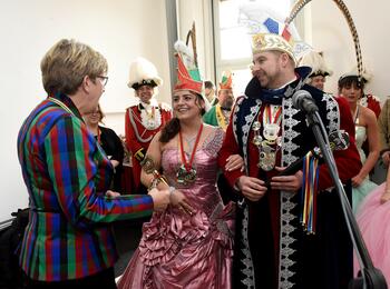 Bürgermeisterin Felicitas Kubala begrüßt das Stadtprinzenpaar im Rathaus