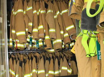 Ziel der "Schwarz-Weiß-Trennung" ist es, den menschlichen Körper nicht ungeschützt mit kontaminierter Kleidung in Berührung zu bringen.