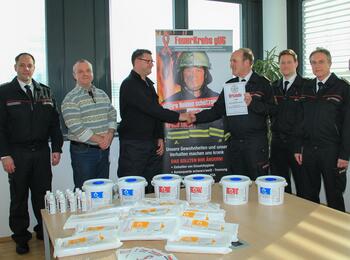 Feuerwehrchef Karlheinz Gremm nimmt die Auszeichnung "Feuerkrebs Award" entgegen.