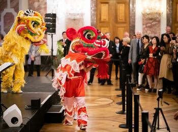 Chinesische Tänzerinnen und Tänzer im Löwenkleid geleiteten die rund 250 Gäste zum Buffet.