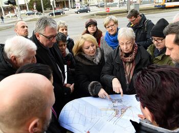 Teilnehmer des Stadtteilspaziergangs Oststadt