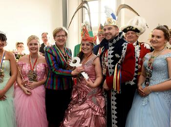 Bürgermeisterin Felicitas Kubala übergibt den Rathausschlüssel an Stadtprinzessin Daniela I.
