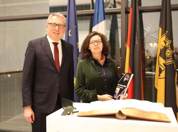 Oberbürgermeister Dr. Peter Kurz zusammen mit der französischen Generalkonsulin Catherine Veber