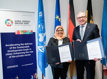 Oberbürgermeister Dr. Peter Kurz und Maimunah Mohd Sharif unterzeichnen einen Vertrag zur strukturierten Zusammenarbei