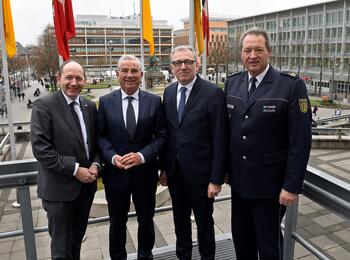v.l.n.r.: Erster Bürgermeister und Sicherheitsdezernent Christian Specht, Innenminister des Landes Baden-Württemberg Thomas Strobl, Oberbürgermeister Dr. Peter Kurz, Polizeipräsident Thomas Köber